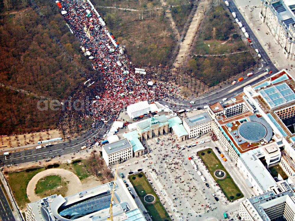 Berlin from above - Protestzüge in der Berliner Innenstadt über die Leipziger Straße / straße des 17. Juni zur Großdemonstration des DGB gegen Sozialabbau am Brandenburger Tor in Berlin - Mitte