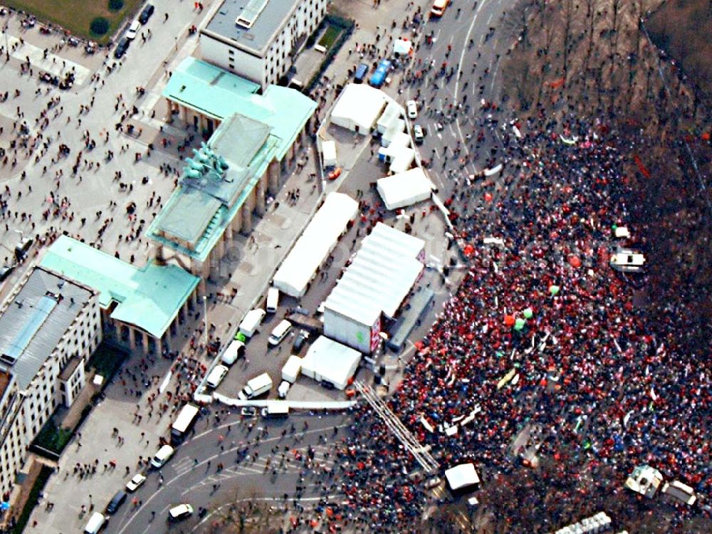 Berlin from the bird's eye view: Protestzüge in der Berliner Innenstadt über die Leipziger Straße / straße des 17. Juni zur Großdemonstration des DGB gegen Sozialabbau am Brandenburger Tor in Berlin - Mitte