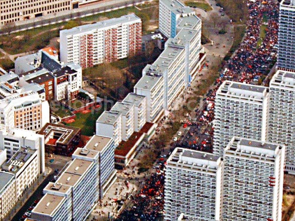 Aerial image Berlin - Protestzüge in der Berliner Innenstadt über die Leipziger Straße / straße des 17. Juni zur Großdemonstration des DGB gegen Sozialabbau am Brandenburger Tor in Berlin - Mitte