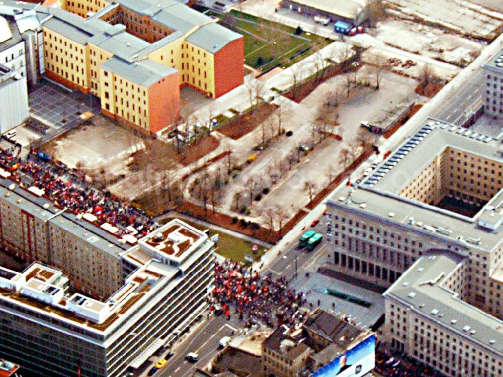 Aerial photograph Berlin - Protestzüge in der Berliner Innenstadt über die Leipziger Straße / straße des 17. Juni zur Großdemonstration des DGB gegen Sozialabbau am Brandenburger Tor in Berlin - Mitte