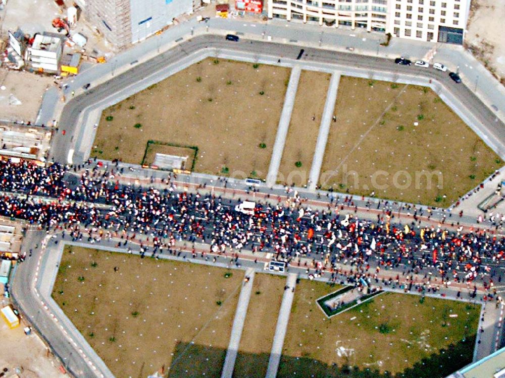 Berlin from above - Protestzüge in der Berliner Innenstadt über die Leipziger Straße / straße des 17. Juni zur Großdemonstration des DGB gegen Sozialabbau am Brandenburger Tor in Berlin - Mitte