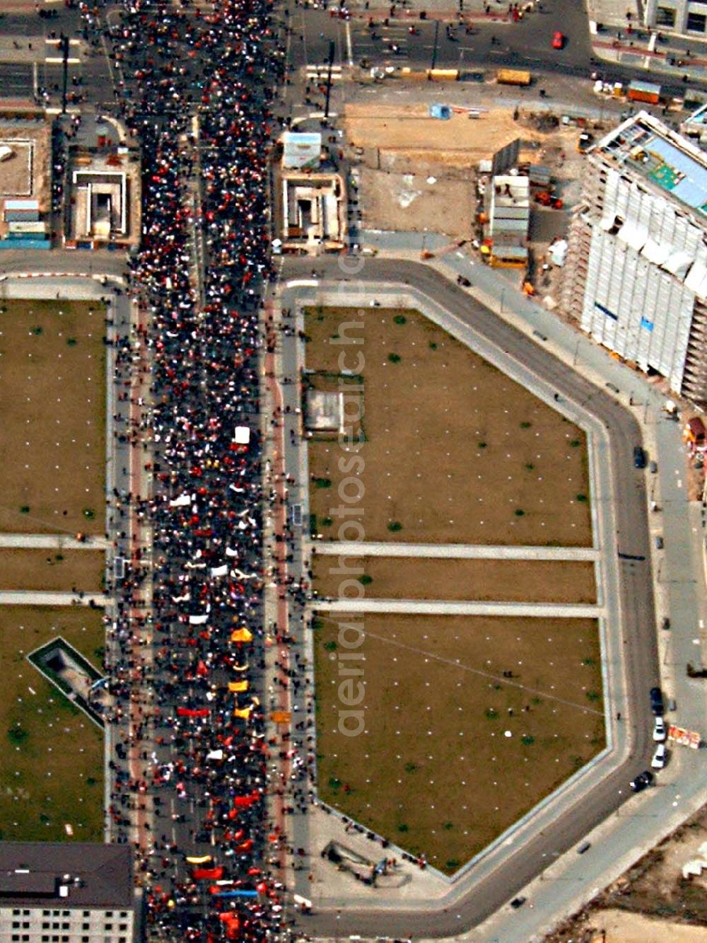 Berlin from the bird's eye view: Protestzüge in der Berliner Innenstadt über die Leipziger Straße / straße des 17. Juni zur Großdemonstration des DGB gegen Sozialabbau am Brandenburger Tor in Berlin - Mitte