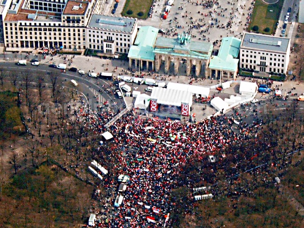 Aerial photograph Berlin - Protestzüge in der Berliner Innenstadt über die Leipziger Straße / straße des 17. Juni zur Großdemonstration des DGB gegen Sozialabbau am Brandenburger Tor in Berlin - Mitte