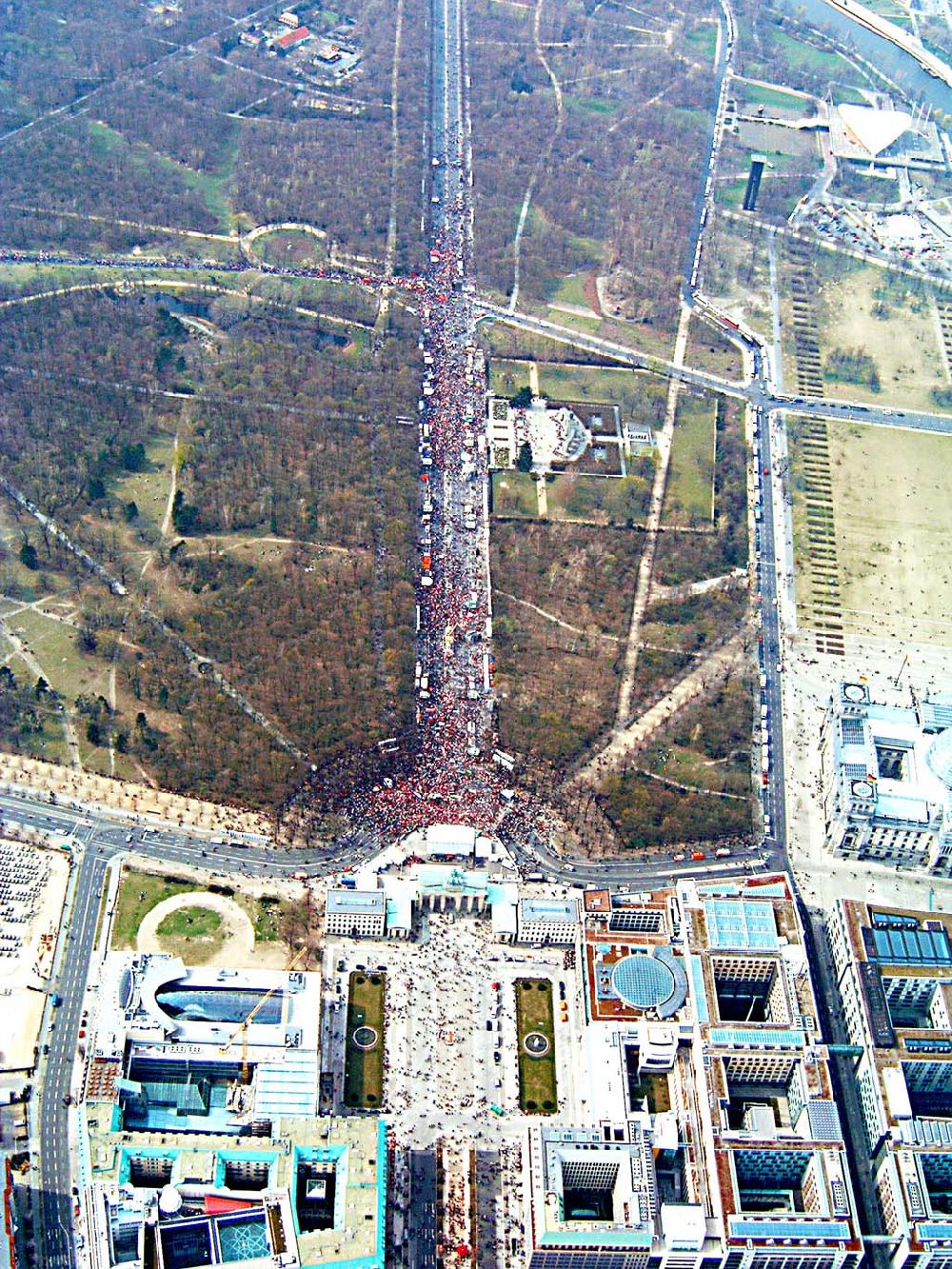 Aerial image Berlin - Protestzüge in der Berliner Innenstadt über die Leipziger Straße / straße des 17. Juni zur Großdemonstration des DGB gegen Sozialabbau am Brandenburger Tor in Berlin - Mitte