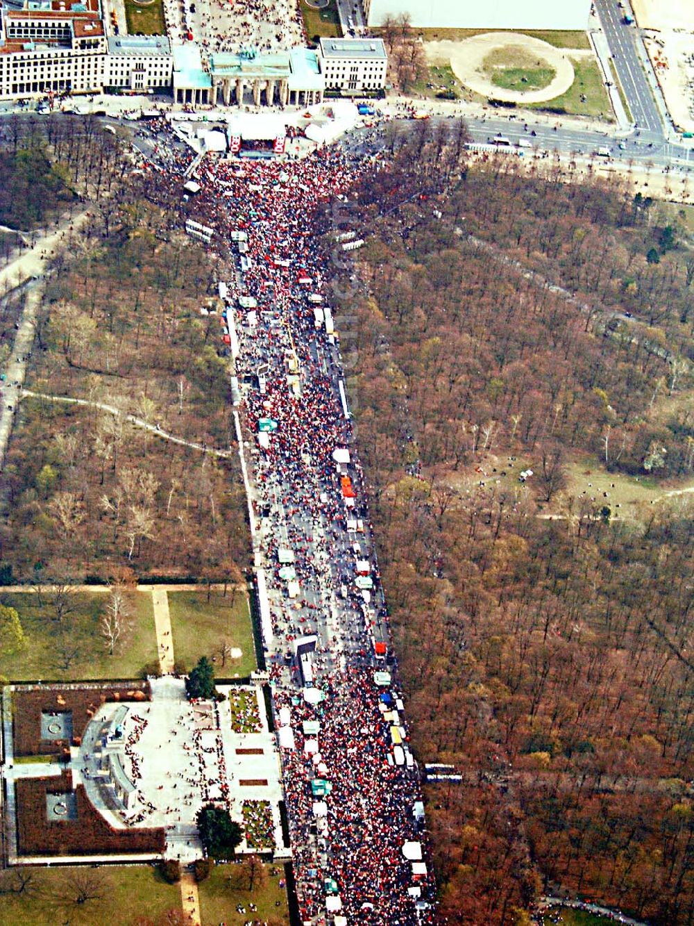 Berlin from above - Protestzüge in der Berliner Innenstadt über die Leipziger Straße / straße des 17. Juni zur Großdemonstration des DGB gegen Sozialabbau am Brandenburger Tor in Berlin - Mitte