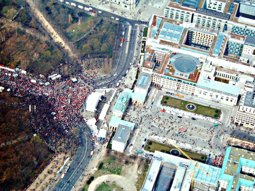 Berlin from the bird's eye view: Protestzüge in der Berliner Innenstadt über die Leipziger Straße / straße des 17. Juni zur Großdemonstration des DGB gegen Sozialabbau am Brandenburger Tor in Berlin - Mitte