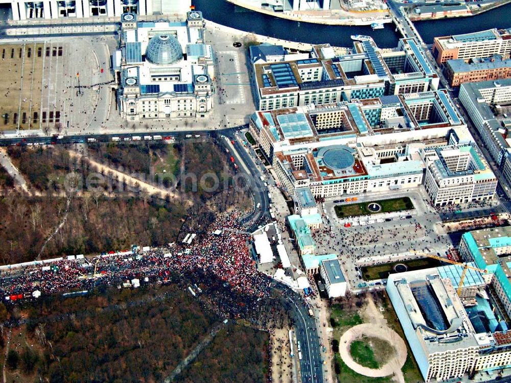 Aerial image Berlin - Protestzüge in der Berliner Innenstadt über die Leipziger Straße / straße des 17. Juni zur Großdemonstration des DGB gegen Sozialabbau am Brandenburger Tor in Berlin - Mitte