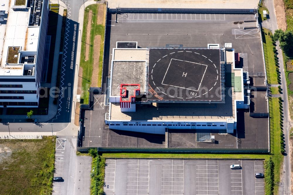 Düsseldorf from the bird's eye view: Lawsuit building of the higher regional court including an helicopter landing site at Kapellway in Duesseldorf in the state North Rhine-Westphalia