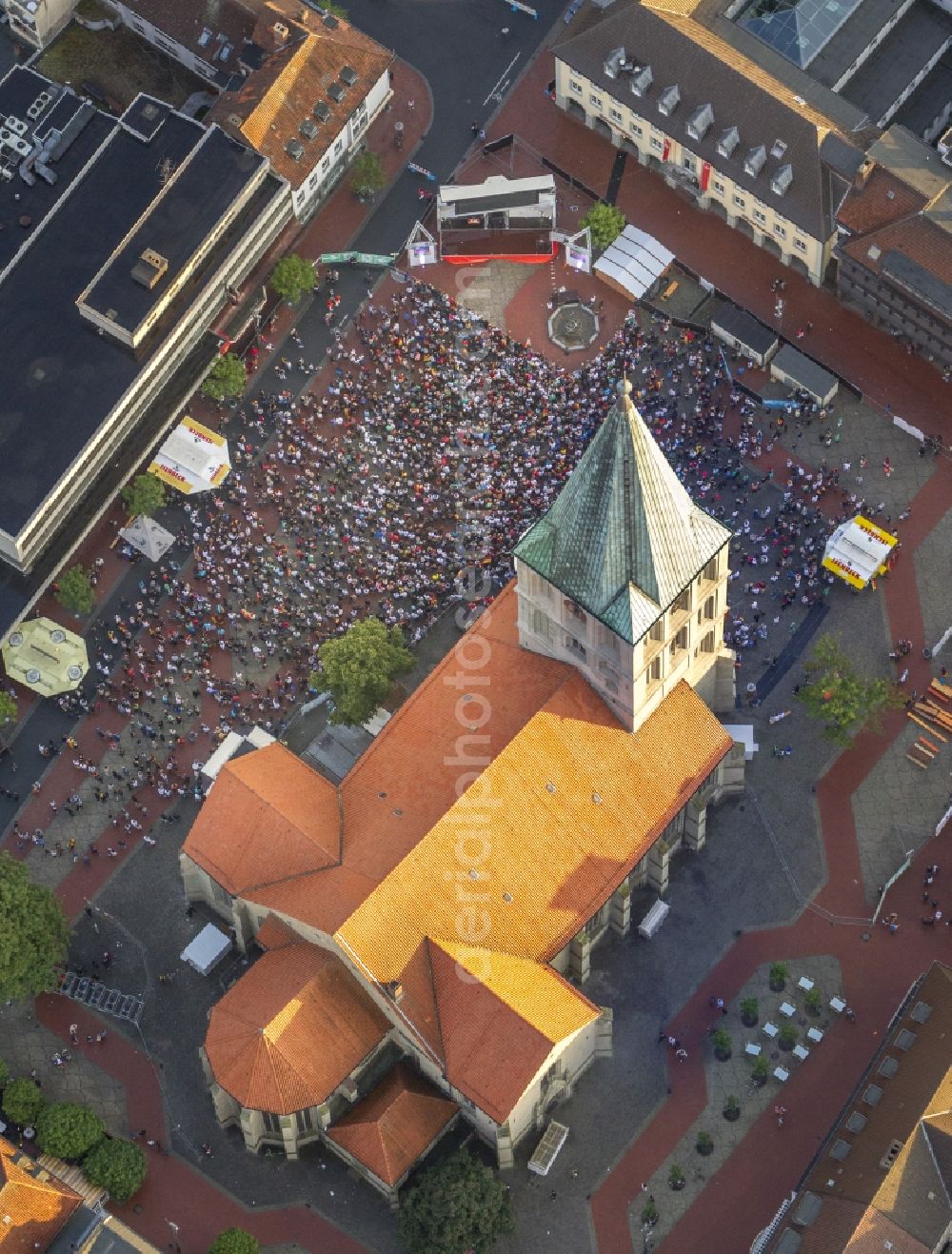 Bochum from above - Visitors to the public view of public viewing before the big screen at the St. Paul Church in Hamm on the occasion of European Championship quarter-final match between Germany and Greece