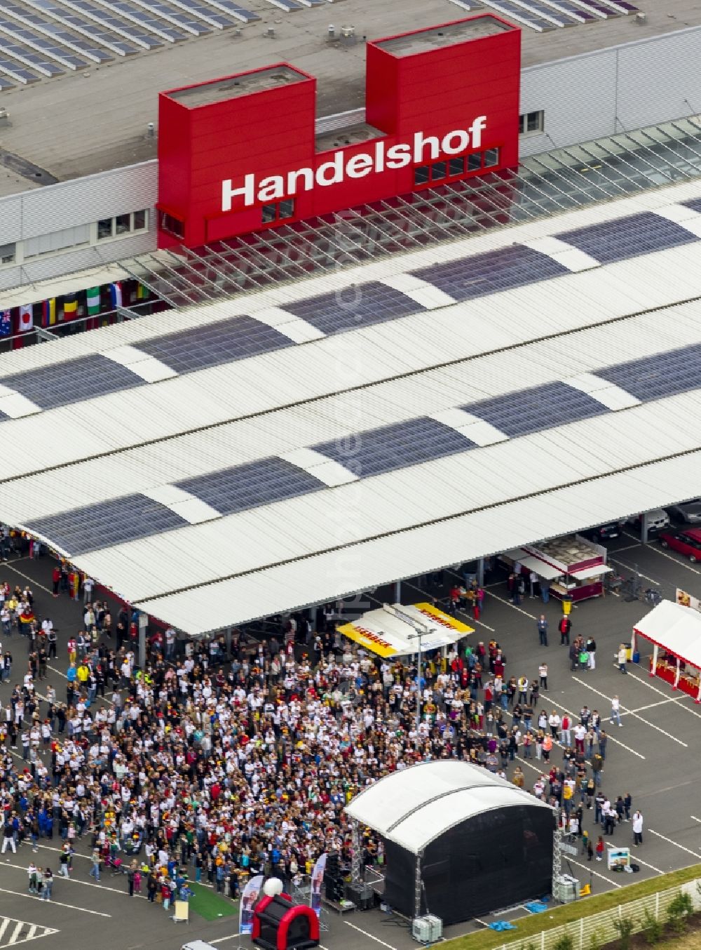 Hamm from the bird's eye view: Public Viewing Event - Handelshof occasion of the Football World Cup 2014 in Hamm in North Rhine-Westphalia