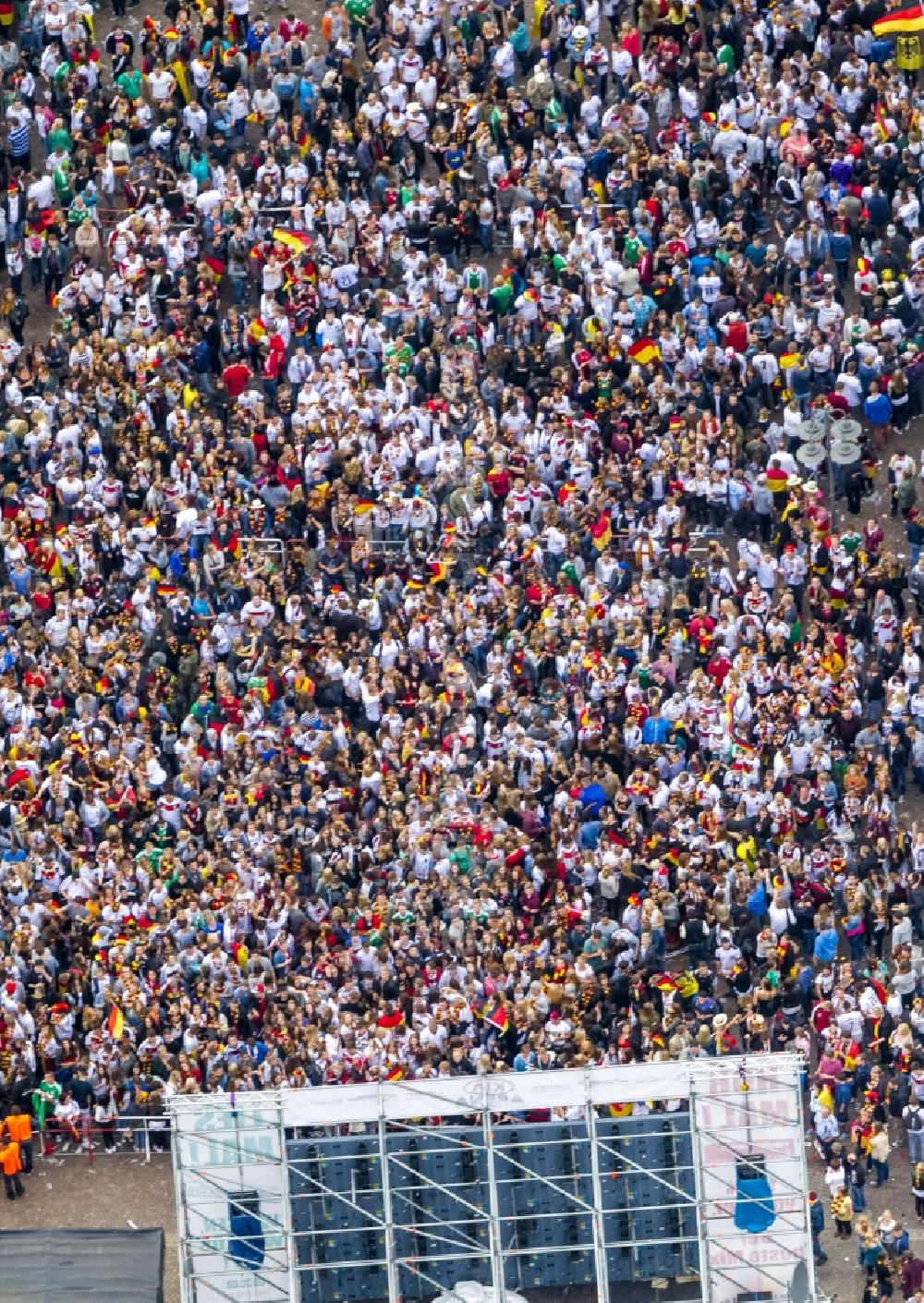 Recklinghausen from the bird's eye view: Public Viewing - event in the town square at the Kaiser Wall occasion of the Football World Cup 2014 in Recklinghausen in North Rhine-Westphalia