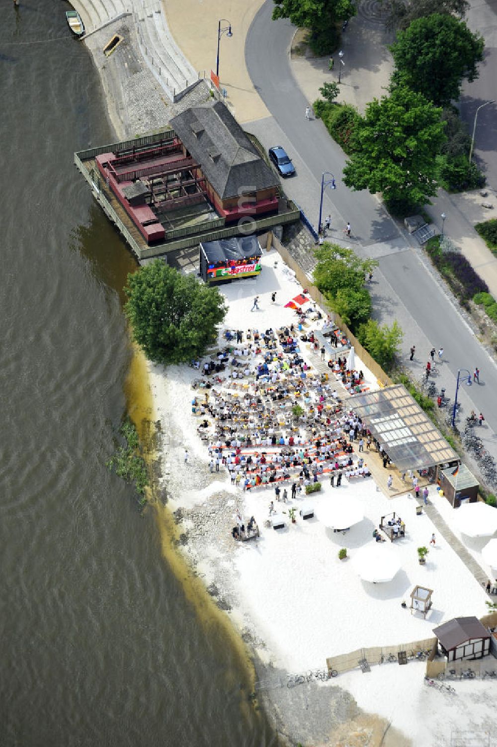 Magdeburg from above - Public Viewing zum WM - Fußballspiel Deutschland gegen Serbien (0:1) an der Strandbar Magdeburg an der Elbe. Public viewing for the World Cup - Germany football match against Serbia (0-1) in the beach bar on the Elbe.