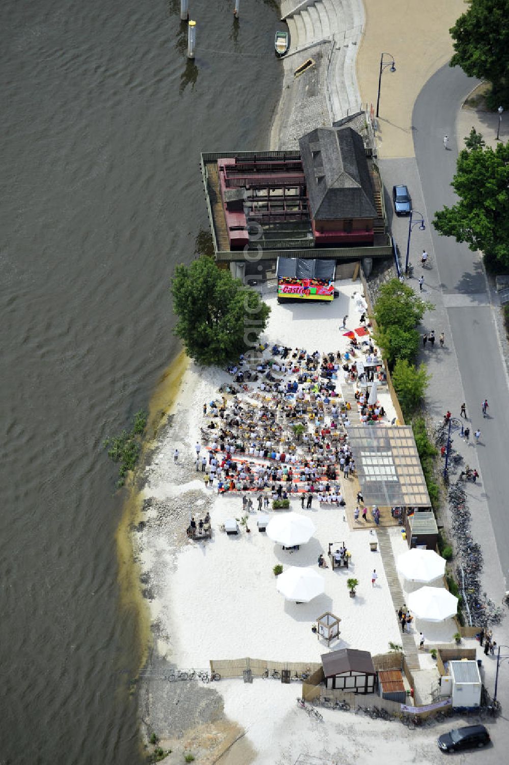 Magdeburg from the bird's eye view: Public Viewing zum WM - Fußballspiel Deutschland gegen Serbien (0:1) an der Strandbar Magdeburg an der Elbe. Public viewing for the World Cup - Germany football match against Serbia (0-1) in the beach bar on the Elbe.