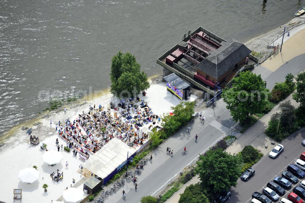 Aerial image Magdeburg - Public Viewing zum WM - Fußballspiel Deutschland gegen Serbien (0:1) an der Strandbar Magdeburg an der Elbe. Public viewing for the World Cup - Germany football match against Serbia (0-1) in the beach bar on the Elbe.