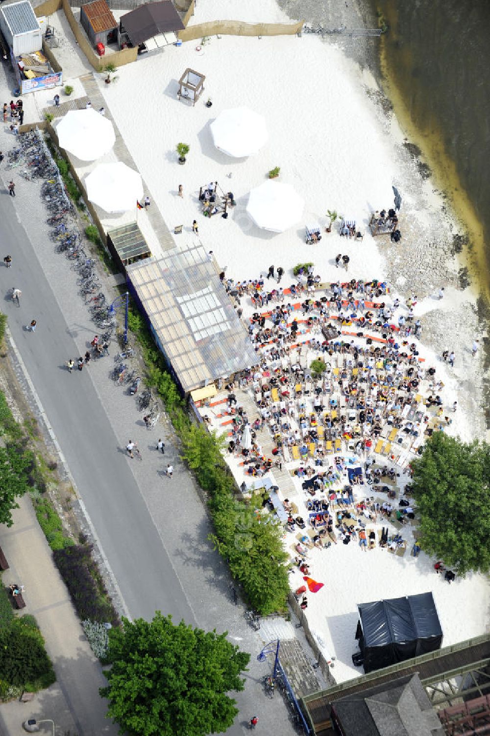 Magdeburg from above - Public Viewing zum WM - Fußballspiel Deutschland gegen Serbien (0:1) an der Strandbar Magdeburg an der Elbe. Public viewing for the World Cup - Germany football match against Serbia (0-1) in the beach bar on the Elbe.