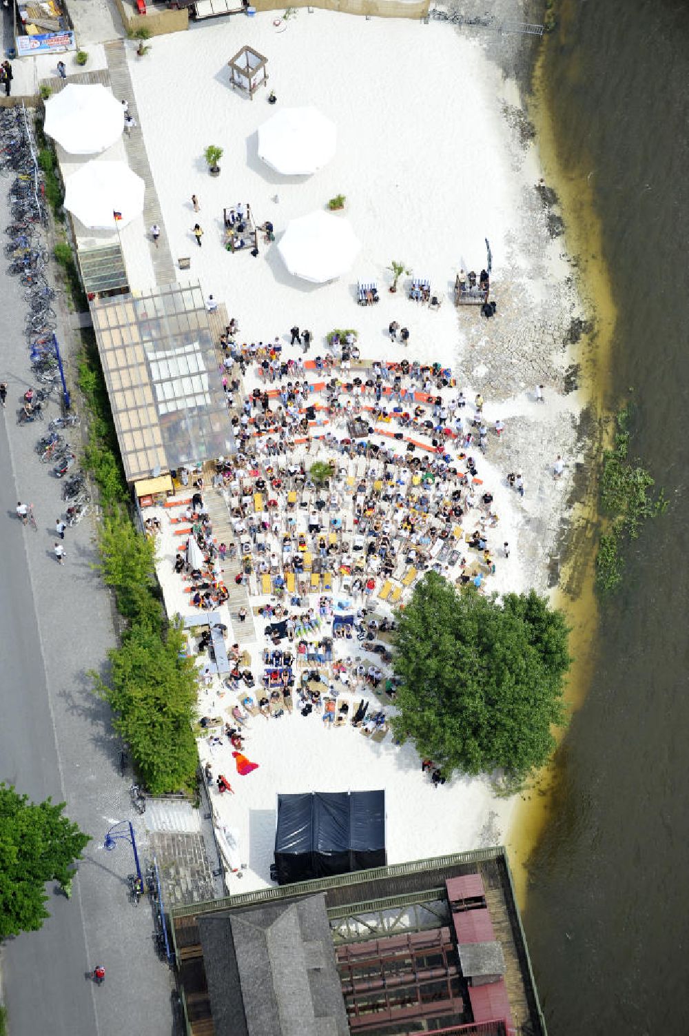 Magdeburg from the bird's eye view: Public Viewing zum WM - Fußballspiel Deutschland gegen Serbien (0:1) an der Strandbar Magdeburg an der Elbe. Public viewing for the World Cup - Germany football match against Serbia (0-1) in the beach bar on the Elbe.