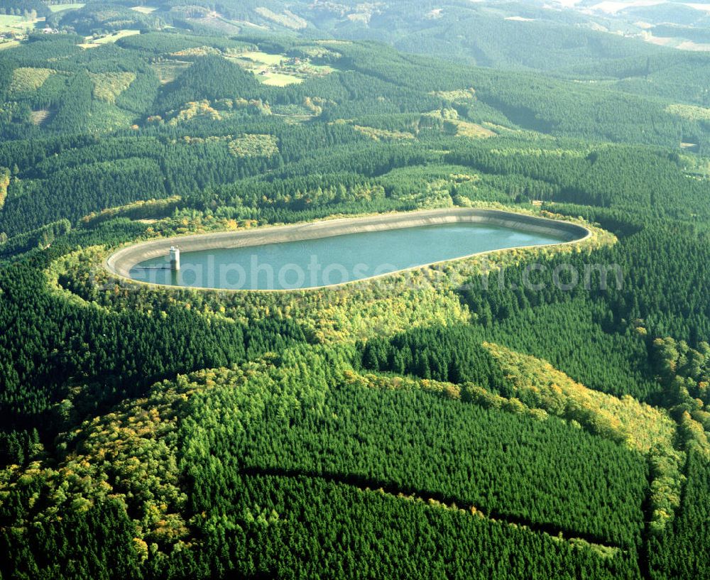 Aerial image Finnentrop-Rönkhausen - Das Pumpspeicherwerk Rönkhausen ist ein Pumpspeicherkraftwerk in Finnentrop-Rönkhausen im Ortsteil Glinge in Nordrhein-Westfalen.Das heute von der Mark-E betriebene Kraftwerk wurde 1969 fertiggestellt und hat eine Leistung von 140 MW. Das Unterbecken bildet im Tal der Glinge die Glingebachtalsperre, die etwa 1,3 Million m³ Wasser fasst. Das ebenfalls künstlich angelegte Oberbecken hat ein Nutzvolumen von gut einer Million m³ und liegt über 270 m höher auf dem Dahlberg (570 m über NN). Durch den etwa 900 Meter langen Druckstollen wird das Wasser zum Oberbecken hinauf gepumpt und über zwei Francis-Turbinen wieder herab gelassen. Ein Großteil der Kraftwerksanlagen ist unterirdisch angelegt.