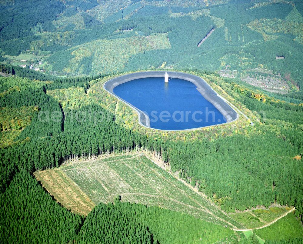 Aerial photograph Finnentrop-Rönkhausen - Das Pumpspeicherwerk Rönkhausen ist ein Pumpspeicherkraftwerk in Finnentrop-Rönkhausen im Ortsteil Glinge in Nordrhein-Westfalen.Das heute von der Mark-E betriebene Kraftwerk wurde 1969 fertiggestellt und hat eine Leistung von 140 MW. Das Unterbecken bildet im Tal der Glinge die Glingebachtalsperre, die etwa 1,3 Million m³ Wasser fasst. Das ebenfalls künstlich angelegte Oberbecken hat ein Nutzvolumen von gut einer Million m³ und liegt über 270 m höher auf dem Dahlberg (570 m über NN). Durch den etwa 900 Meter langen Druckstollen wird das Wasser zum Oberbecken hinauf gepumpt und über zwei Francis-Turbinen wieder herab gelassen. Ein Großteil der Kraftwerksanlagen ist unterirdisch angelegt.