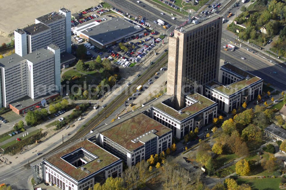 Berlin from above - Blick auf die Pyramide in Berlin Lichtenberg. Der Gebäudekomplex wurde von 1994 bis 1995 von der Fundus-Gruppe aus Düren errichtet und besteht aus fünf Bauteilen, die unterschiedlich genutzt werden. Besonders herausragend ist der 23 - geschossige Hochhauskomplex, der sowohl durch seine Architektur als auch durch seine Gestaltung überzeugt. Im Jahr 2006 wurde das Gebäude an die Comer Group International verkauft. Kontakt: Die Pyramide Berlin, Landsberger Allee 366, 12681 Berlin, Tel. +49(0)30 325907 100, Fax +49(0)30 325907 109, Email: info@die-pyramide-berlin.net