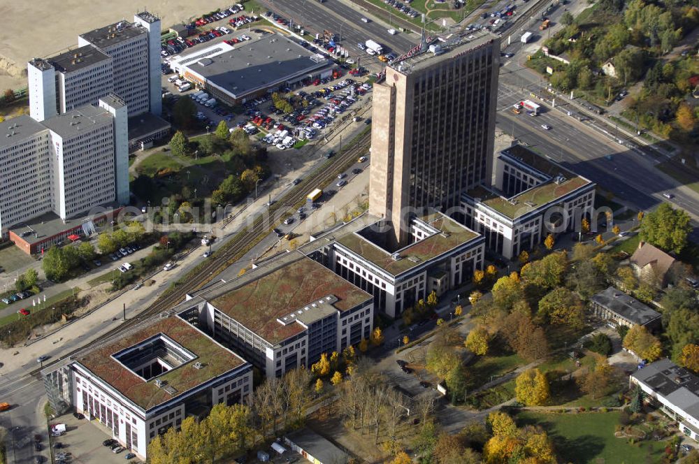 Berlin from the bird's eye view: Blick auf die Pyramide in Berlin Lichtenberg. Der Gebäudekomplex wurde von 1994 bis 1995 von der Fundus-Gruppe aus Düren errichtet und besteht aus fünf Bauteilen, die unterschiedlich genutzt werden. Besonders herausragend ist der 23 - geschossige Hochhauskomplex, der sowohl durch seine Architektur als auch durch seine Gestaltung überzeugt. Im Jahr 2006 wurde das Gebäude an die Comer Group International verkauft. Kontakt: Die Pyramide Berlin, Landsberger Allee 366, 12681 Berlin, Tel. +49(0)30 325907 100, Fax +49(0)30 325907 109, Email: info@die-pyramide-berlin.net