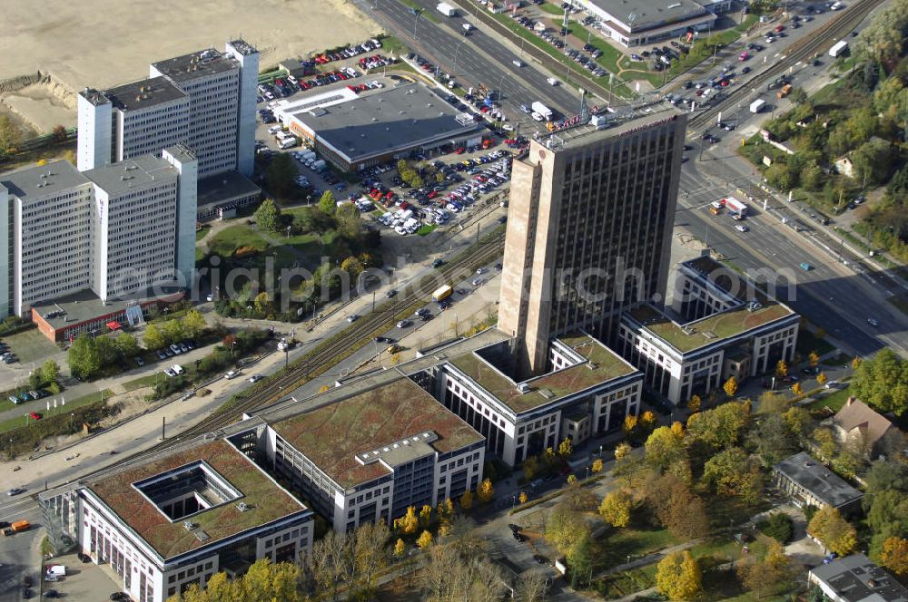 Aerial image Berlin - Blick auf die Pyramide in Berlin Lichtenberg. Der Gebäudekomplex wurde von 1994 bis 1995 von der Fundus-Gruppe aus Düren errichtet und besteht aus fünf Bauteilen, die unterschiedlich genutzt werden. Besonders herausragend ist der 23 - geschossige Hochhauskomplex, der sowohl durch seine Architektur als auch durch seine Gestaltung überzeugt. Im Jahr 2006 wurde das Gebäude an die Comer Group International verkauft. Kontakt: Die Pyramide Berlin, Landsberger Allee 366, 12681 Berlin, Tel. +49(0)30 325907 100, Fax +49(0)30 325907 109, Email: info@die-pyramide-berlin.net