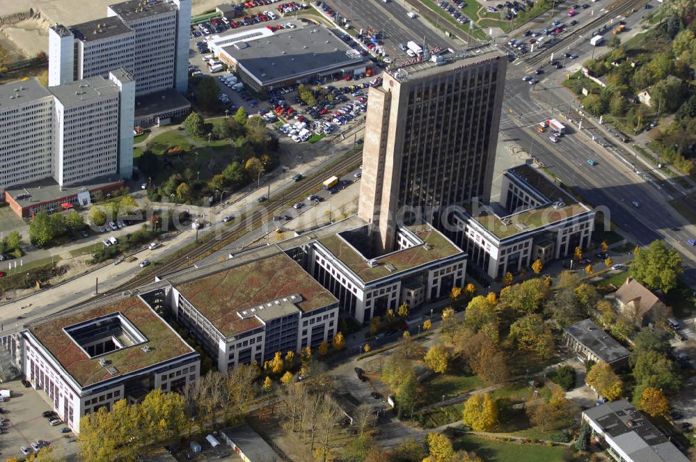 Aerial photograph Berlin - Blick auf die Pyramide in Berlin Lichtenberg. Der Gebäudekomplex wurde von 1994 bis 1995 von der Fundus-Gruppe aus Düren errichtet und besteht aus fünf Bauteilen, die unterschiedlich genutzt werden. Besonders herausragend ist der 23 - geschossige Hochhauskomplex, der sowohl durch seine Architektur als auch durch seine Gestaltung überzeugt. Im Jahr 2006 wurde das Gebäude an die Comer Group International verkauft. Kontakt: Die Pyramide Berlin, Landsberger Allee 366, 12681 Berlin, Tel. +49(0)30 325907 100, Fax +49(0)30 325907 109, Email: info@die-pyramide-berlin.net