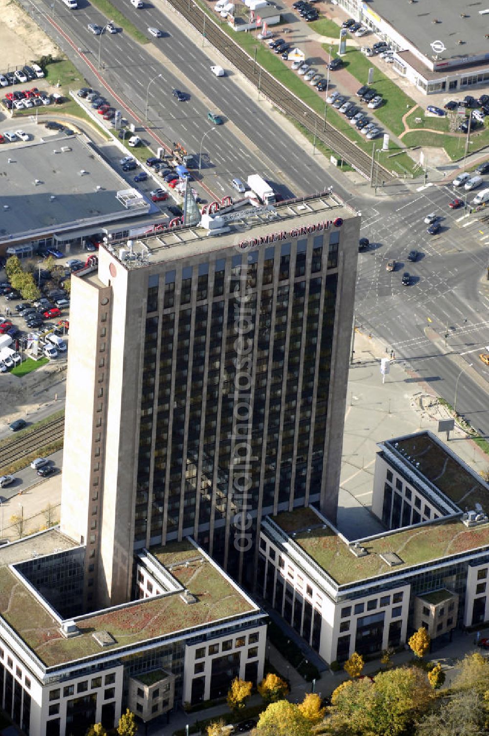 Berlin from above - Blick auf die Pyramide in Berlin Lichtenberg. Der Gebäudekomplex wurde von 1994 bis 1995 von der Fundus-Gruppe aus Düren errichtet und besteht aus fünf Bauteilen, die unterschiedlich genutzt werden. Besonders herausragend ist der 23 - geschossige Hochhauskomplex, der sowohl durch seine Architektur als auch durch seine Gestaltung überzeugt. Im Jahr 2006 wurde das Gebäude an die Comer Group International verkauft. Kontakt: Die Pyramide Berlin, Landsberger Allee 366, 12681 Berlin, Tel. +49(0)30 325907 100, Fax +49(0)30 325907 109, Email: info@die-pyramide-berlin.net