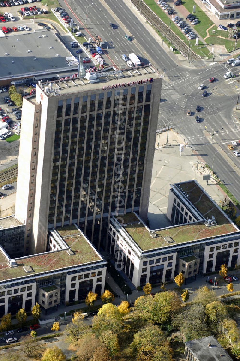 Berlin from the bird's eye view: Blick auf die Pyramide in Berlin Lichtenberg. Der Gebäudekomplex wurde von 1994 bis 1995 von der Fundus-Gruppe aus Düren errichtet und besteht aus fünf Bauteilen, die unterschiedlich genutzt werden. Besonders herausragend ist der 23 - geschossige Hochhauskomplex, der sowohl durch seine Architektur als auch durch seine Gestaltung überzeugt. Im Jahr 2006 wurde das Gebäude an die Comer Group International verkauft. Kontakt: Die Pyramide Berlin, Landsberger Allee 366, 12681 Berlin, Tel. +49(0)30 325907 100, Fax +49(0)30 325907 109, Email: info@die-pyramide-berlin.net