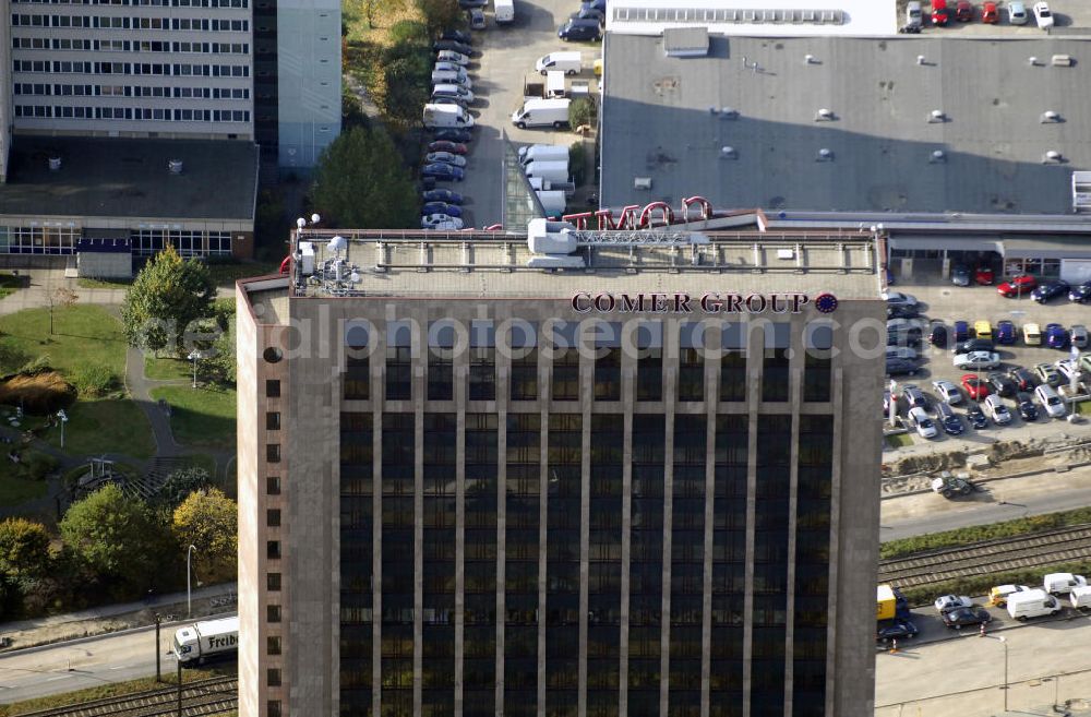 Aerial image Berlin - Blick auf die Pyramide in Berlin Lichtenberg. Der Gebäudekomplex wurde von 1994 bis 1995 von der Fundus-Gruppe aus Düren errichtet und besteht aus fünf Bauteilen, die unterschiedlich genutzt werden. Besonders herausragend ist der 23 - geschossige Hochhauskomplex, der sowohl durch seine Architektur als auch durch seine Gestaltung überzeugt. Im Jahr 2006 wurde das Gebäude an die Comer Group International verkauft. Kontakt: Die Pyramide Berlin, Landsberger Allee 366, 12681 Berlin, Tel. +49(0)30 325907 100, Fax +49(0)30 325907 109, Email: info@die-pyramide-berlin.net