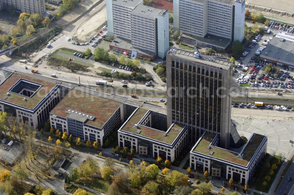 Berlin from above - Blick auf die Pyramide in Berlin Lichtenberg. Der Gebäudekomplex wurde von 1994 bis 1995 von der Fundus-Gruppe aus Düren errichtet und besteht aus fünf Bauteilen, die unterschiedlich genutzt werden. Besonders herausragend ist der 23 - geschossige Hochhauskomplex, der sowohl durch seine Architektur als auch durch seine Gestaltung überzeugt. Im Jahr 2006 wurde das Gebäude an die Comer Group International verkauft. Kontakt: Die Pyramide Berlin, Landsberger Allee 366, 12681 Berlin, Tel. +49(0)30 325907 100, Fax +49(0)30 325907 109, Email: info@die-pyramide-berlin.net