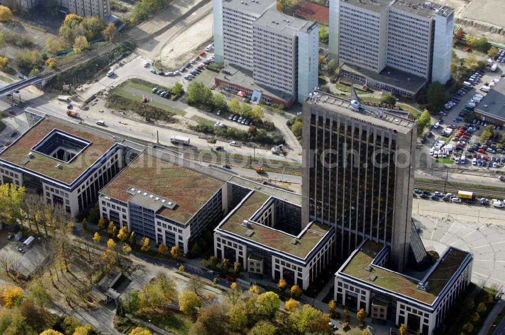 Berlin from the bird's eye view: Blick auf die Pyramide in Berlin Lichtenberg. Der Gebäudekomplex wurde von 1994 bis 1995 von der Fundus-Gruppe aus Düren errichtet und besteht aus fünf Bauteilen, die unterschiedlich genutzt werden. Besonders herausragend ist der 23 - geschossige Hochhauskomplex, der sowohl durch seine Architektur als auch durch seine Gestaltung überzeugt. Im Jahr 2006 wurde das Gebäude an die Comer Group International verkauft. Kontakt: Die Pyramide Berlin, Landsberger Allee 366, 12681 Berlin, Tel. +49(0)30 325907 100, Fax +49(0)30 325907 109, Email: info@die-pyramide-berlin.net