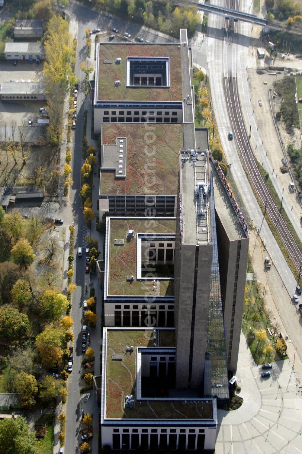 Aerial image Berlin - Blick auf die Pyramide in Berlin Lichtenberg. Der Gebäudekomplex wurde von 1994 bis 1995 von der Fundus-Gruppe aus Düren errichtet und besteht aus fünf Bauteilen, die unterschiedlich genutzt werden. Besonders herausragend ist der 23 - geschossige Hochhauskomplex, der sowohl durch seine Architektur als auch durch seine Gestaltung überzeugt. Im Jahr 2006 wurde das Gebäude an die Comer Group International verkauft. Kontakt: Die Pyramide Berlin, Landsberger Allee 366, 12681 Berlin, Tel. +49(0)30 325907 100, Fax +49(0)30 325907 109, Email: info@die-pyramide-berlin.net