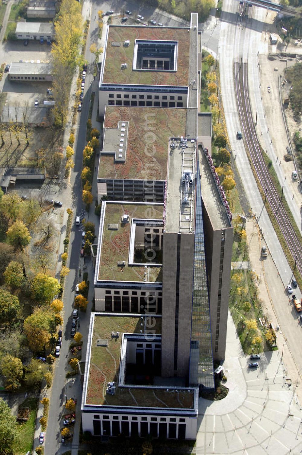 Aerial photograph Berlin - Blick auf die Pyramide in Berlin Lichtenberg. Der Gebäudekomplex wurde von 1994 bis 1995 von der Fundus-Gruppe aus Düren errichtet und besteht aus fünf Bauteilen, die unterschiedlich genutzt werden. Besonders herausragend ist der 23 - geschossige Hochhauskomplex, der sowohl durch seine Architektur als auch durch seine Gestaltung überzeugt. Im Jahr 2006 wurde das Gebäude an die Comer Group International verkauft. Kontakt: Die Pyramide Berlin, Landsberger Allee 366, 12681 Berlin, Tel. +49(0)30 325907 100, Fax +49(0)30 325907 109, Email: info@die-pyramide-berlin.net