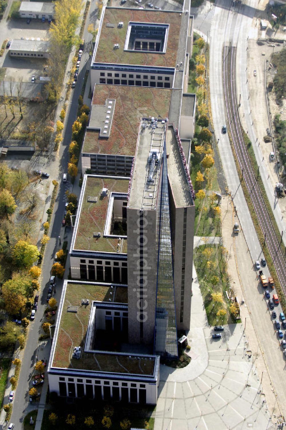 Berlin from above - Blick auf die Pyramide in Berlin Lichtenberg. Der Gebäudekomplex wurde von 1994 bis 1995 von der Fundus-Gruppe aus Düren errichtet und besteht aus fünf Bauteilen, die unterschiedlich genutzt werden. Besonders herausragend ist der 23 - geschossige Hochhauskomplex, der sowohl durch seine Architektur als auch durch seine Gestaltung überzeugt. Im Jahr 2006 wurde das Gebäude an die Comer Group International verkauft. Kontakt: Die Pyramide Berlin, Landsberger Allee 366, 12681 Berlin, Tel. +49(0)30 325907 100, Fax +49(0)30 325907 109, Email: info@die-pyramide-berlin.net