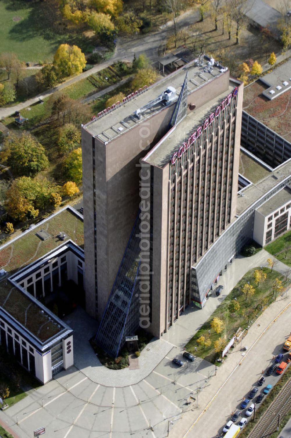 Berlin from the bird's eye view: Blick auf die Pyramide in Berlin Lichtenberg. Der Gebäudekomplex wurde von 1994 bis 1995 von der Fundus-Gruppe aus Düren errichtet und besteht aus fünf Bauteilen, die unterschiedlich genutzt werden. Besonders herausragend ist der 23 - geschossige Hochhauskomplex, der sowohl durch seine Architektur als auch durch seine Gestaltung überzeugt. Im Jahr 2006 wurde das Gebäude an die Comer Group International verkauft. Kontakt: Die Pyramide Berlin, Landsberger Allee 366, 12681 Berlin, Tel. +49(0)30 325907 100, Fax +49(0)30 325907 109, Email: info@die-pyramide-berlin.net