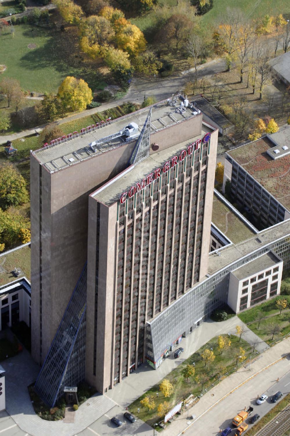 Aerial image Berlin - Blick auf die Pyramide in Berlin Lichtenberg. Der Gebäudekomplex wurde von 1994 bis 1995 von der Fundus-Gruppe aus Düren errichtet und besteht aus fünf Bauteilen, die unterschiedlich genutzt werden. Besonders herausragend ist der 23 - geschossige Hochhauskomplex, der sowohl durch seine Architektur als auch durch seine Gestaltung überzeugt. Im Jahr 2006 wurde das Gebäude an die Comer Group International verkauft. Kontakt: Die Pyramide Berlin, Landsberger Allee 366, 12681 Berlin, Tel. +49(0)30 325907 100, Fax +49(0)30 325907 109, Email: info@die-pyramide-berlin.net