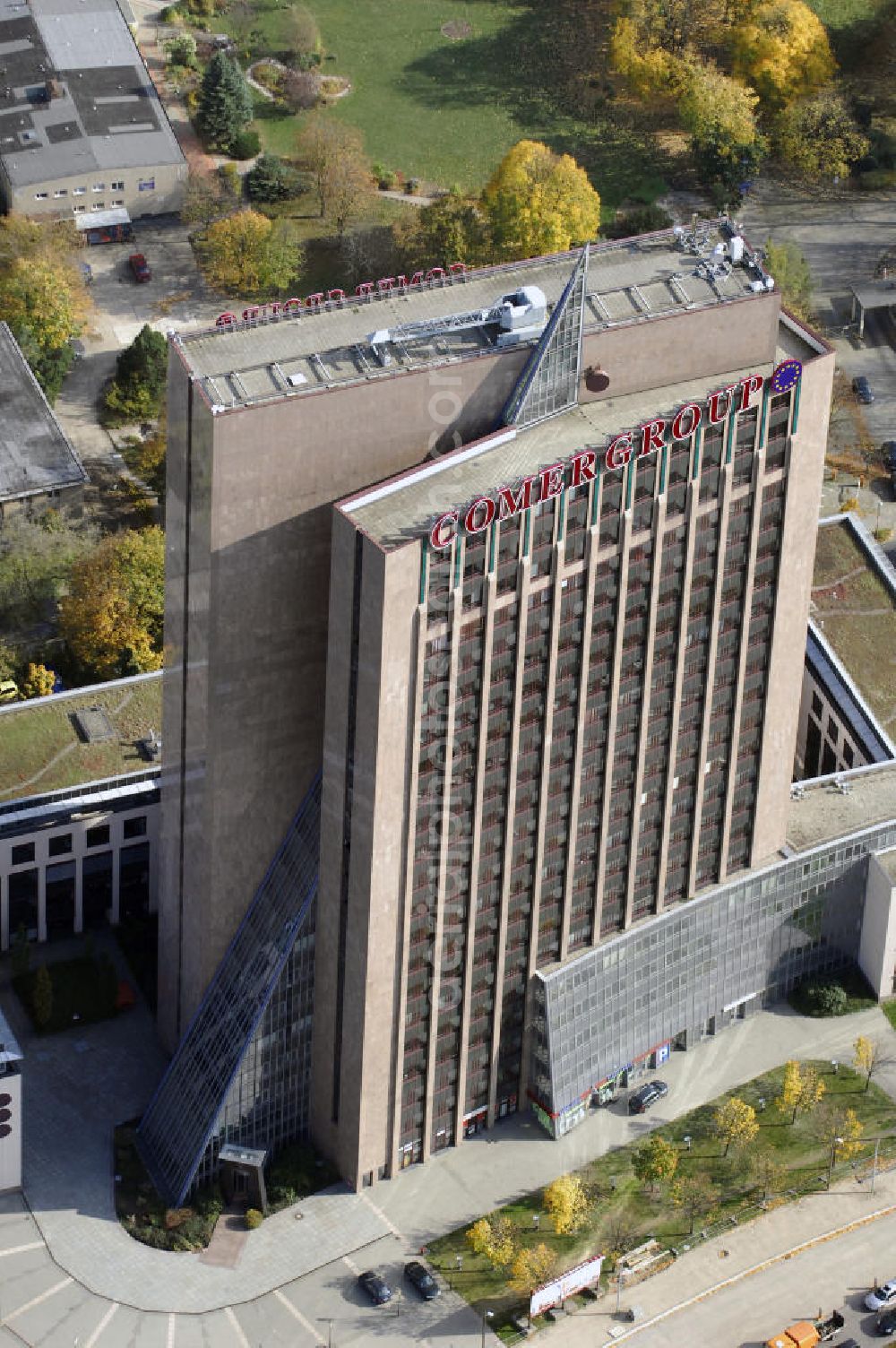 Aerial photograph Berlin - Blick auf die Pyramide in Berlin Lichtenberg. Der Gebäudekomplex wurde von 1994 bis 1995 von der Fundus-Gruppe aus Düren errichtet und besteht aus fünf Bauteilen, die unterschiedlich genutzt werden. Besonders herausragend ist der 23 - geschossige Hochhauskomplex, der sowohl durch seine Architektur als auch durch seine Gestaltung überzeugt. Im Jahr 2006 wurde das Gebäude an die Comer Group International verkauft. Kontakt: Die Pyramide Berlin, Landsberger Allee 366, 12681 Berlin, Tel. +49(0)30 325907 100, Fax +49(0)30 325907 109, Email: info@die-pyramide-berlin.net