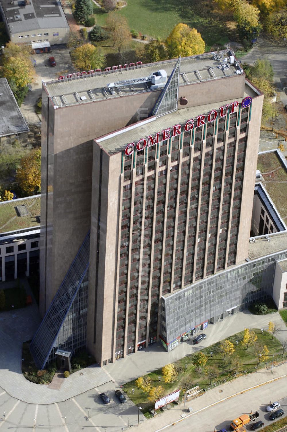 Berlin from above - Blick auf die Pyramide in Berlin Lichtenberg. Der Gebäudekomplex wurde von 1994 bis 1995 von der Fundus-Gruppe aus Düren errichtet und besteht aus fünf Bauteilen, die unterschiedlich genutzt werden. Besonders herausragend ist der 23 - geschossige Hochhauskomplex, der sowohl durch seine Architektur als auch durch seine Gestaltung überzeugt. Im Jahr 2006 wurde das Gebäude an die Comer Group International verkauft. Kontakt: Die Pyramide Berlin, Landsberger Allee 366, 12681 Berlin, Tel. +49(0)30 325907 100, Fax +49(0)30 325907 109, Email: info@die-pyramide-berlin.net