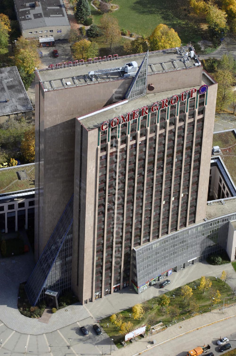 Berlin from the bird's eye view: Blick auf die Pyramide in Berlin Lichtenberg. Der Gebäudekomplex wurde von 1994 bis 1995 von der Fundus-Gruppe aus Düren errichtet und besteht aus fünf Bauteilen, die unterschiedlich genutzt werden. Besonders herausragend ist der 23 - geschossige Hochhauskomplex, der sowohl durch seine Architektur als auch durch seine Gestaltung überzeugt. Im Jahr 2006 wurde das Gebäude an die Comer Group International verkauft. Kontakt: Die Pyramide Berlin, Landsberger Allee 366, 12681 Berlin, Tel. +49(0)30 325907 100, Fax +49(0)30 325907 109, Email: info@die-pyramide-berlin.net