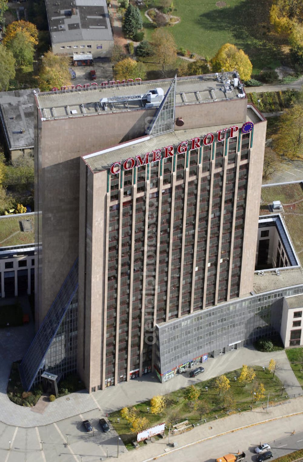 Aerial image Berlin - Blick auf die Pyramide in Berlin Lichtenberg. Der Gebäudekomplex wurde von 1994 bis 1995 von der Fundus-Gruppe aus Düren errichtet und besteht aus fünf Bauteilen, die unterschiedlich genutzt werden. Besonders herausragend ist der 23 - geschossige Hochhauskomplex, der sowohl durch seine Architektur als auch durch seine Gestaltung überzeugt. Im Jahr 2006 wurde das Gebäude an die Comer Group International verkauft. Kontakt: Die Pyramide Berlin, Landsberger Allee 366, 12681 Berlin, Tel. +49(0)30 325907 100, Fax +49(0)30 325907 109, Email: info@die-pyramide-berlin.net