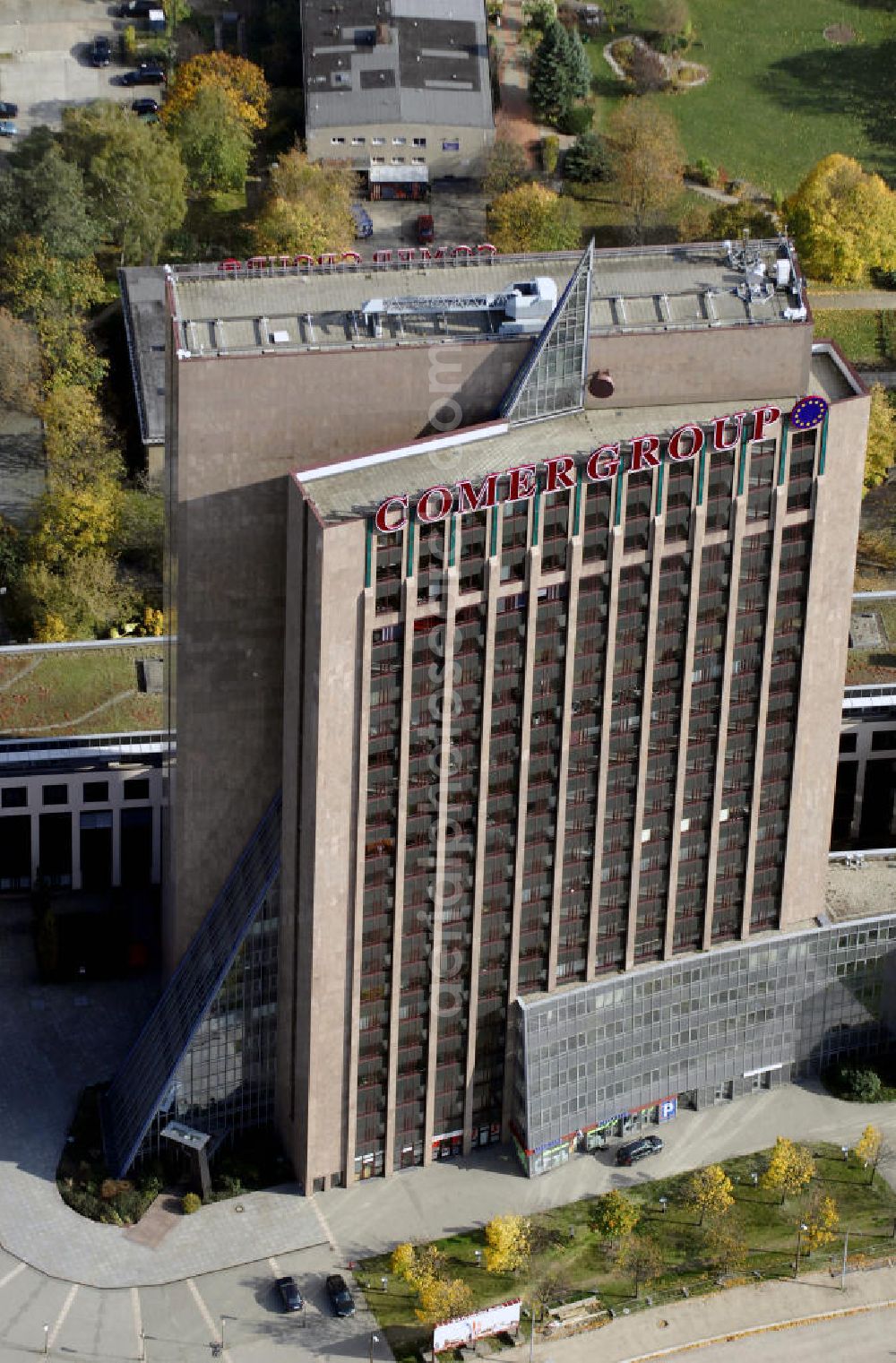 Aerial photograph Berlin - Blick auf die Pyramide in Berlin Lichtenberg. Der Gebäudekomplex wurde von 1994 bis 1995 von der Fundus-Gruppe aus Düren errichtet und besteht aus fünf Bauteilen, die unterschiedlich genutzt werden. Besonders herausragend ist der 23 - geschossige Hochhauskomplex, der sowohl durch seine Architektur als auch durch seine Gestaltung überzeugt. Im Jahr 2006 wurde das Gebäude an die Comer Group International verkauft. Kontakt: Die Pyramide Berlin, Landsberger Allee 366, 12681 Berlin, Tel. +49(0)30 325907 100, Fax +49(0)30 325907 109, Email: info@die-pyramide-berlin.net