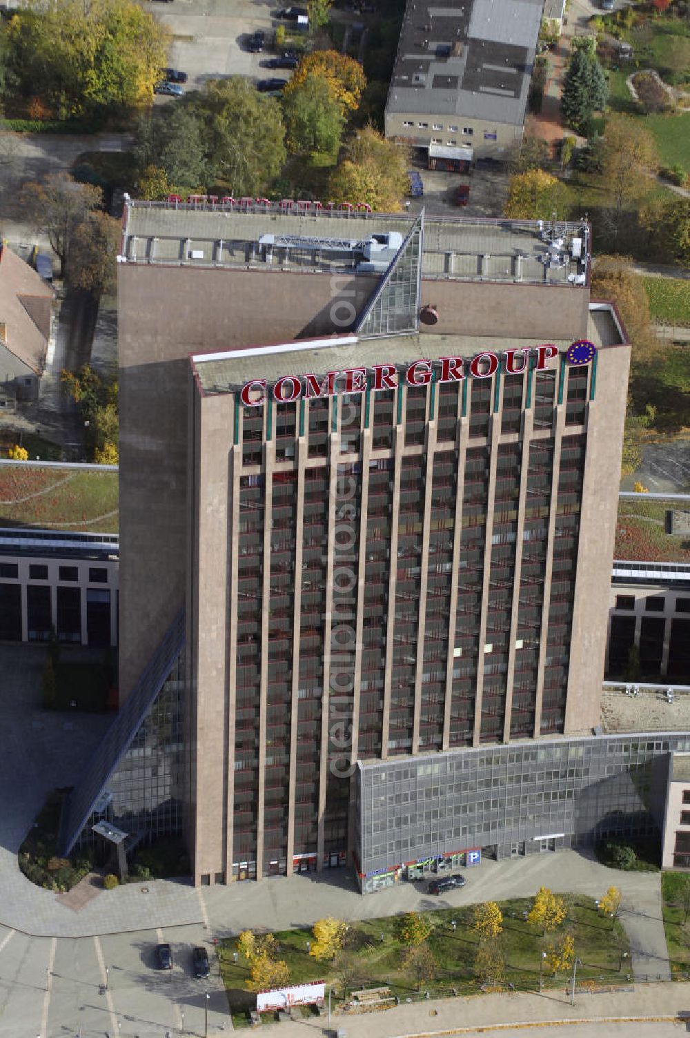 Berlin from above - Blick auf die Pyramide in Berlin Lichtenberg. Der Gebäudekomplex wurde von 1994 bis 1995 von der Fundus-Gruppe aus Düren errichtet und besteht aus fünf Bauteilen, die unterschiedlich genutzt werden. Besonders herausragend ist der 23 - geschossige Hochhauskomplex, der sowohl durch seine Architektur als auch durch seine Gestaltung überzeugt. Im Jahr 2006 wurde das Gebäude an die Comer Group International verkauft. Kontakt: Die Pyramide Berlin, Landsberger Allee 366, 12681 Berlin, Tel. +49(0)30 325907 100, Fax +49(0)30 325907 109, Email: info@die-pyramide-berlin.net