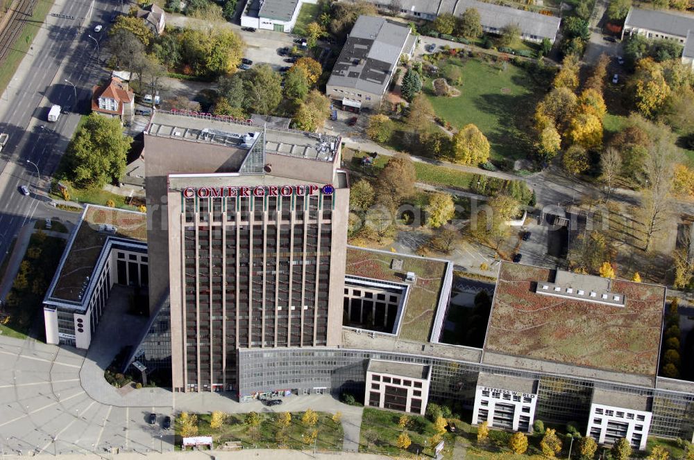 Berlin from the bird's eye view: Blick auf die Pyramide in Berlin Lichtenberg. Der Gebäudekomplex wurde von 1994 bis 1995 von der Fundus-Gruppe aus Düren errichtet und besteht aus fünf Bauteilen, die unterschiedlich genutzt werden. Besonders herausragend ist der 23 - geschossige Hochhauskomplex, der sowohl durch seine Architektur als auch durch seine Gestaltung überzeugt. Im Jahr 2006 wurde das Gebäude an die Comer Group International verkauft. Kontakt: Die Pyramide Berlin, Landsberger Allee 366, 12681 Berlin, Tel. +49(0)30 325907 100, Fax +49(0)30 325907 109, Email: info@die-pyramide-berlin.net