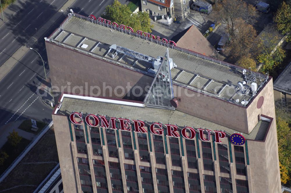 Berlin from above - Blick auf die Pyramide in Berlin Lichtenberg. Der Gebäudekomplex wurde von 1994 bis 1995 von der Fundus-Gruppe aus Düren errichtet und besteht aus fünf Bauteilen, die unterschiedlich genutzt werden. Besonders herausragend ist der 23 - geschossige Hochhauskomplex, der sowohl durch seine Architektur als auch durch seine Gestaltung überzeugt. Im Jahr 2006 wurde das Gebäude an die Comer Group International verkauft. Kontakt: Die Pyramide Berlin, Landsberger Allee 366, 12681 Berlin, Tel. +49(0)30 325907 100, Fax +49(0)30 325907 109, Email: info@die-pyramide-berlin.net