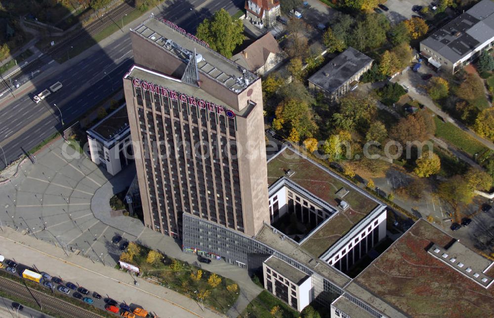 Berlin from the bird's eye view: Blick auf die Pyramide in Berlin Lichtenberg. Der Gebäudekomplex wurde von 1994 bis 1995 von der Fundus-Gruppe aus Düren errichtet und besteht aus fünf Bauteilen, die unterschiedlich genutzt werden. Besonders herausragend ist der 23 - geschossige Hochhauskomplex, der sowohl durch seine Architektur als auch durch seine Gestaltung überzeugt. Im Jahr 2006 wurde das Gebäude an die Comer Group International verkauft. Kontakt: Die Pyramide Berlin, Landsberger Allee 366, 12681 Berlin, Tel. +49(0)30 325907 100, Fax +49(0)30 325907 109, Email: info@die-pyramide-berlin.net