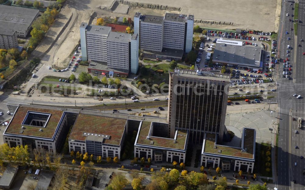 Aerial image Berlin - Blick auf die Pyramide in Berlin Lichtenberg. Der Gebäudekomplex wurde von 1994 bis 1995 von der Fundus-Gruppe aus Düren errichtet und besteht aus fünf Bauteilen, die unterschiedlich genutzt werden. Besonders herausragend ist der 23 - geschossige Hochhauskomplex, der sowohl durch seine Architektur als auch durch seine Gestaltung überzeugt. Im Jahr 2006 wurde das Gebäude an die Comer Group International verkauft. Kontakt: Die Pyramide Berlin, Landsberger Allee 366, 12681 Berlin, Tel. +49(0)30 325907 100, Fax +49(0)30 325907 109, Email: info@die-pyramide-berlin.net