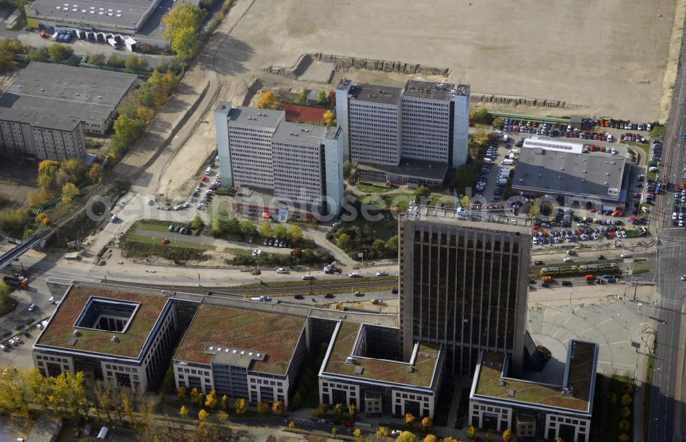 Aerial photograph Berlin - Blick auf die Pyramide in Berlin Lichtenberg. Der Gebäudekomplex wurde von 1994 bis 1995 von der Fundus-Gruppe aus Düren errichtet und besteht aus fünf Bauteilen, die unterschiedlich genutzt werden. Besonders herausragend ist der 23 - geschossige Hochhauskomplex, der sowohl durch seine Architektur als auch durch seine Gestaltung überzeugt. Im Jahr 2006 wurde das Gebäude an die Comer Group International verkauft. Kontakt: Die Pyramide Berlin, Landsberger Allee 366, 12681 Berlin, Tel. +49(0)30 325907 100, Fax +49(0)30 325907 109, Email: info@die-pyramide-berlin.net