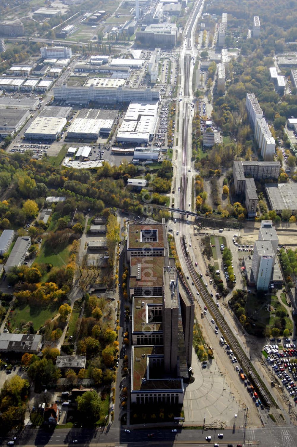 Berlin from above - Blick auf die Pyramide in Berlin Lichtenberg. Der Gebäudekomplex wurde von 1994 bis 1995 von der Fundus-Gruppe aus Düren errichtet und besteht aus fünf Bauteilen, die unterschiedlich genutzt werden. Besonders herausragend ist der 23 - geschossige Hochhauskomplex, der sowohl durch seine Architektur als auch durch seine Gestaltung überzeugt. Im Jahr 2006 wurde das Gebäude an die Comer Group International verkauft. Kontakt: Die Pyramide Berlin, Landsberger Allee 366, 12681 Berlin, Tel. +49(0)30 325907 100, Fax +49(0)30 325907 109, Email: info@die-pyramide-berlin.net