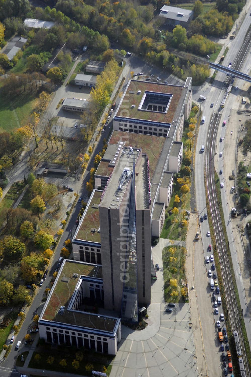 Berlin from the bird's eye view: Blick auf die Pyramide in Berlin Lichtenberg. Der Gebäudekomplex wurde von 1994 bis 1995 von der Fundus-Gruppe aus Düren errichtet und besteht aus fünf Bauteilen, die unterschiedlich genutzt werden. Besonders herausragend ist der 23 - geschossige Hochhauskomplex, der sowohl durch seine Architektur als auch durch seine Gestaltung überzeugt. Im Jahr 2006 wurde das Gebäude an die Comer Group International verkauft. Kontakt: Die Pyramide Berlin, Landsberger Allee 366, 12681 Berlin, Tel. +49(0)30 325907 100, Fax +49(0)30 325907 109, Email: info@die-pyramide-berlin.net