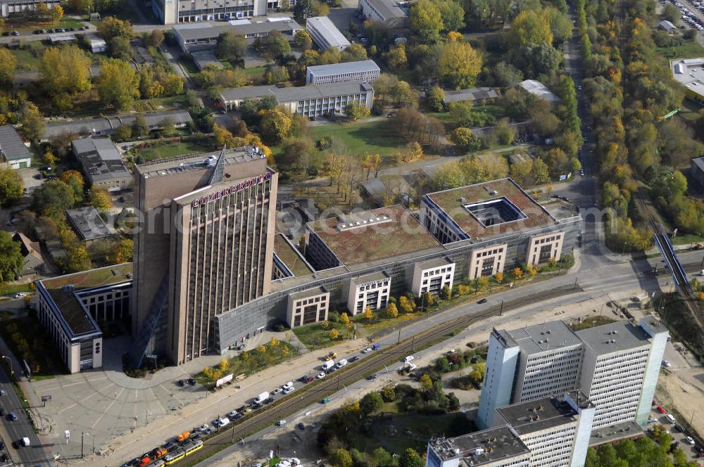 Aerial image Berlin - Blick auf die Pyramide in Berlin Lichtenberg. Der Gebäudekomplex wurde von 1994 bis 1995 von der Fundus-Gruppe aus Düren errichtet und besteht aus fünf Bauteilen, die unterschiedlich genutzt werden. Besonders herausragend ist der 23 - geschossige Hochhauskomplex, der sowohl durch seine Architektur als auch durch seine Gestaltung überzeugt. Im Jahr 2006 wurde das Gebäude an die Comer Group International verkauft. Kontakt: Die Pyramide Berlin, Landsberger Allee 366, 12681 Berlin, Tel. +49(0)30 325907 100, Fax +49(0)30 325907 109, Email: info@die-pyramide-berlin.net